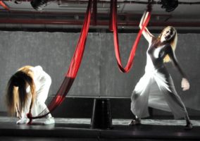 δύο γυναίκες με λευκά ρούχα πάνω στη σκηνή