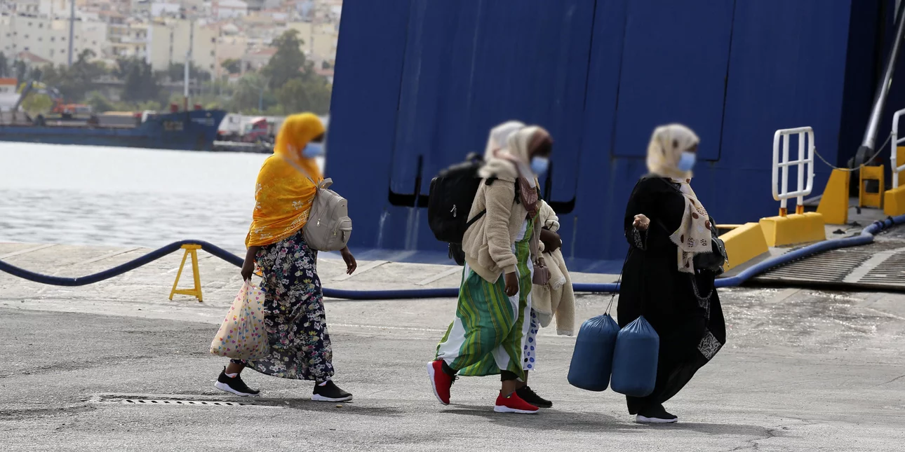 Γυναίκες προσφύγισσες στο λιμάνι του Πειραιά