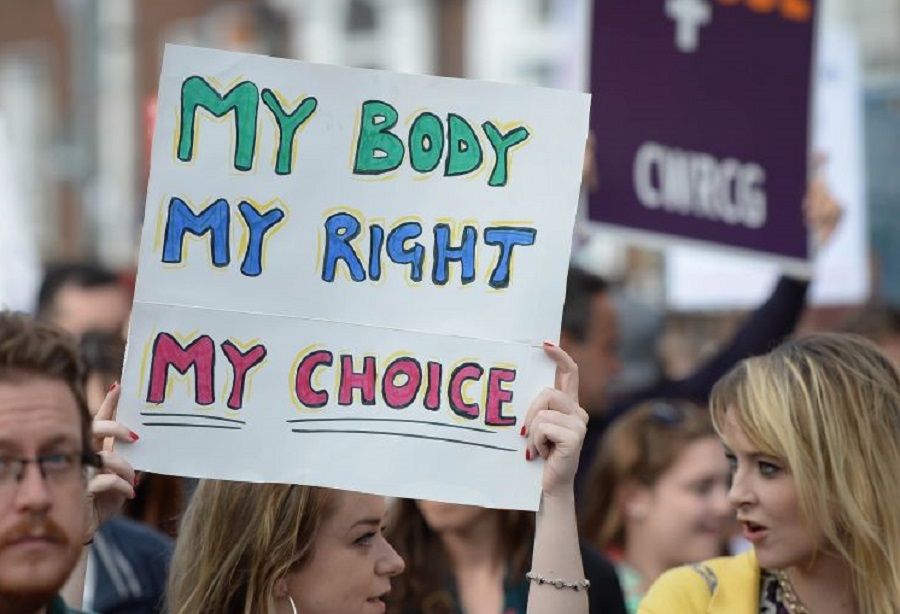 Φωτογραφία. Διαδήλωση που φαίνεται πανό "My body, my right, my choice"