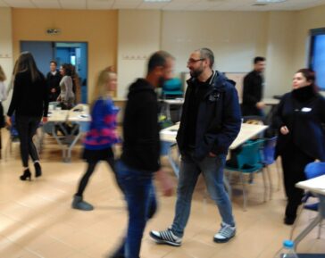 Κόσμος που περπατάει διάσπαρτα σε αίθουσα στο πλαίσιο σεμιναρίου