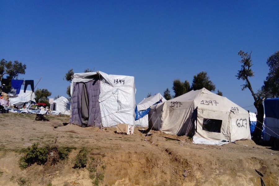 προσφυγικός καταυλισμός με σκηνές σε νησί