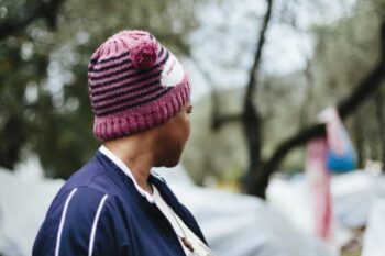 Γυναίκα πλάτυ με ροζ σκουφάκι