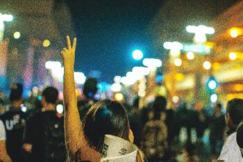 Γυναίκα πλάτυ που κάνει με τα χέρια το σήμα της νίκης