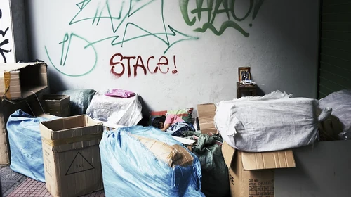 κούτες, σκεπάσματα και κάποια προσωπικά αντικείμενα πάνω σε ένα πεζοδρόμιο