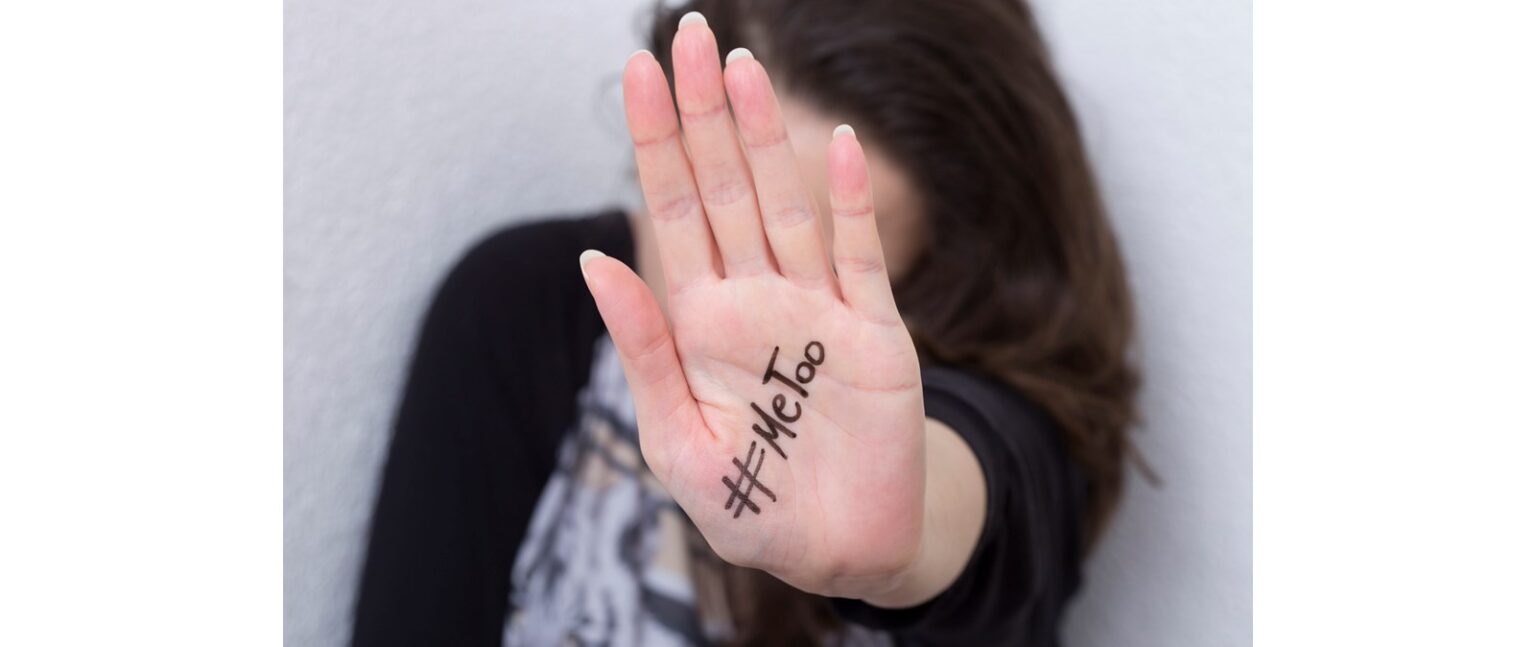 μια γυναίκα κρύβεται πίσω από την παλάμη της, η οποία γράφει «#metoo