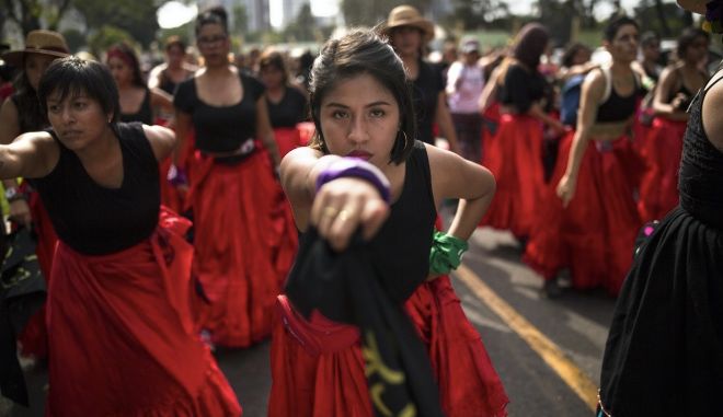 στιγμιότυπο από δράση διαμαρτυρίας στο Μεξικό, μέρος της παγκόσμιας φεμινιστικής περφόρμανς «ο βιαστής είσαι εσύ»