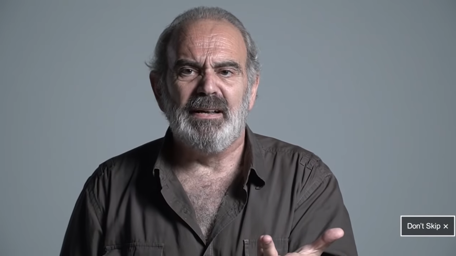 στιγμιότυπο οθόνη, ένας άνδρας συνοφρυωμένος