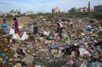 παιδιά στη Γάζα ανάμεσα σε ερείπια και σκουπίδια ψάχνουν φαγητό
