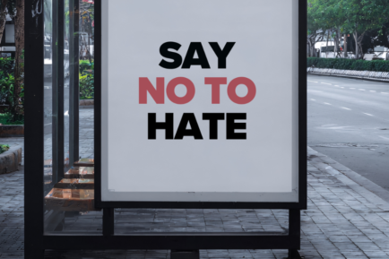 πινακίδα σε στάση λεωφορείου "Say no to hate" που πλαισιώνει άρθρο εναντίον της ρητορικής μισούς