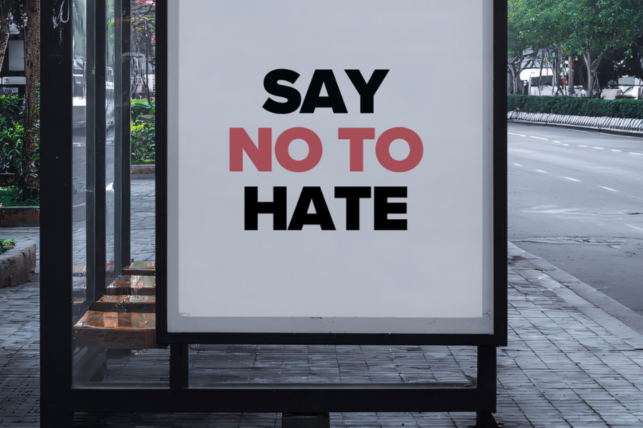 πινακίδα σε στάση λεωφορείου "Say no to hate" που πλαισιώνει άρθρο εναντίον της ρητορικής μισούς
