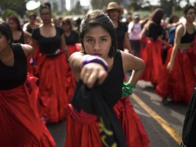 στιγμιότυπο από δράση διαμαρτυρίας στο Μεξικό, μέρος της παγκόσμιας φεμινιστικής περφόρμανς «ο βιαστής είσαι εσύ»