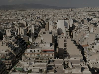 Στιγμιότυπο από το ντοκιμαντέρ. Εικόνα της Αθήνας από ψηλά.
