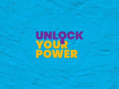 σε έναν τοίχο σε μπλε απόχρωση γράφει «unlock your power»