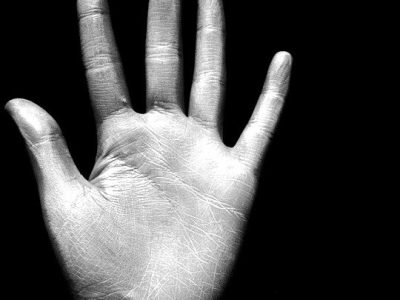 ασπρόμαυρη φωτογραφία μιας γυναικείας παλάμης με ανοιχτά δάχτυλα και μυική ένταση