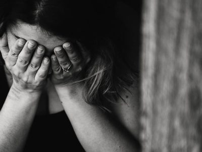 Μια γυναίκα κρύβει το πρόσωπο της στις παλάμες της