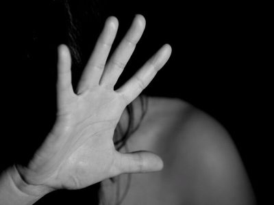 μια γυναίκα κρύβεται πίσω από την παλάμη της