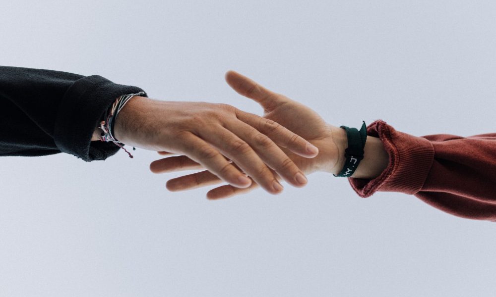 Νέες-νέοι-για-την-ισότητα_1800Χ1200-rotated δύο χέρια που αγγίζουν το ένα το άλλο